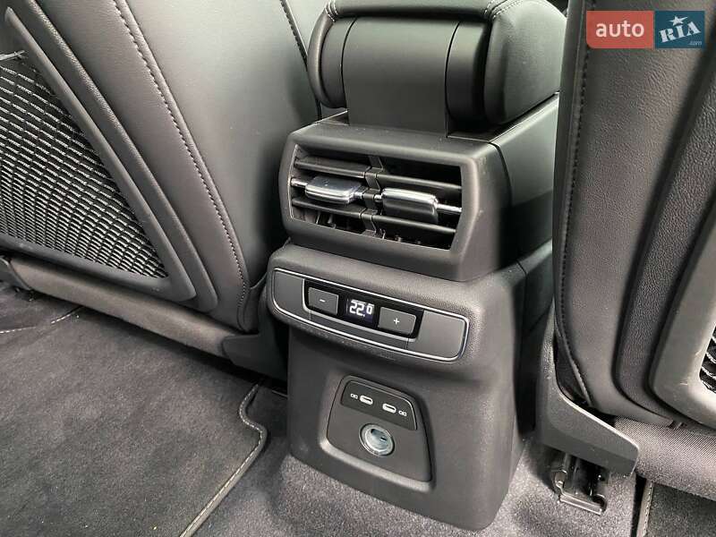 Позашляховик / Кросовер Audi Q4 e-tron 2024 в Погребах