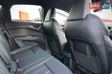 Позашляховик / Кросовер Audi Q4 e-tron 2021 в 