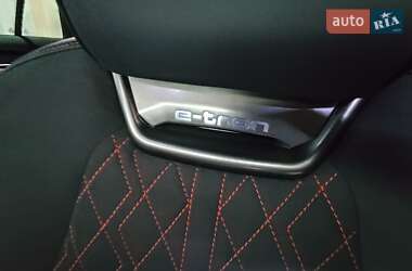 Позашляховик / Кросовер Audi Q5 e-tron 2023 в 