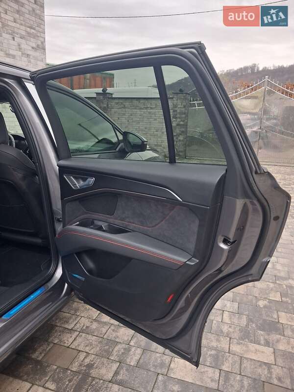 Позашляховик / Кросовер Audi Q5 e-tron 2022 в Мукачевому