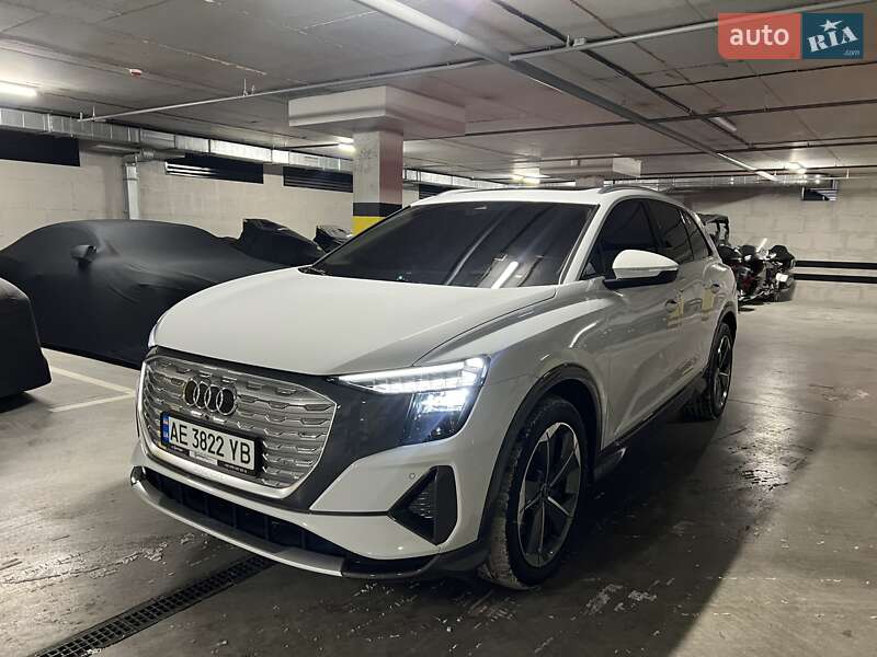 Внедорожник / Кроссовер Audi Q5 e-tron 2022 в Днепре