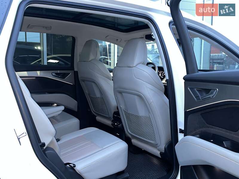 Внедорожник / Кроссовер Audi Q5 e-tron 2022 в Днепре