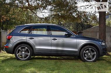 Позашляховик / Кросовер Audi Q5 2016 в 