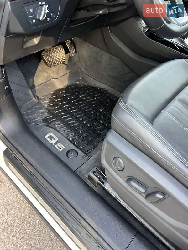 Позашляховик / Кросовер Audi Q5 2020 в Хмільнику