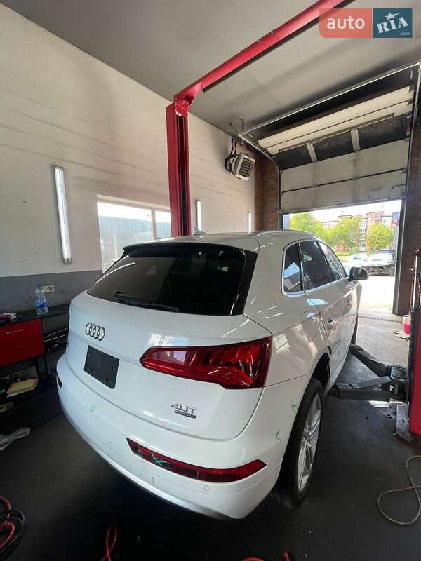 Внедорожник / Кроссовер Audi Q5 2017 в 