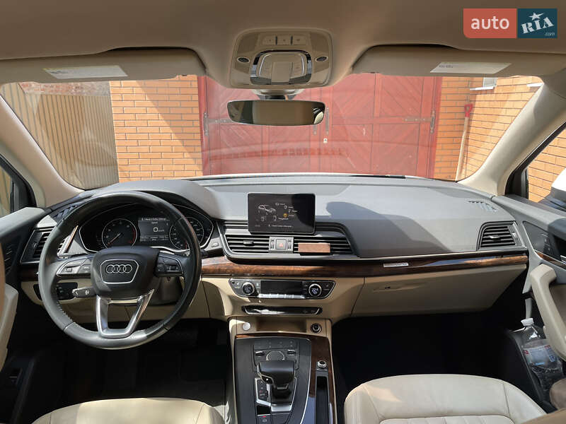 Внедорожник / Кроссовер Audi Q5 2017 в Ромнах