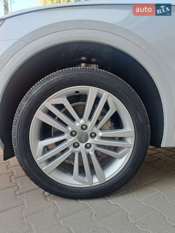 Позашляховик / Кросовер Audi Q5 2020 в Чернівцях