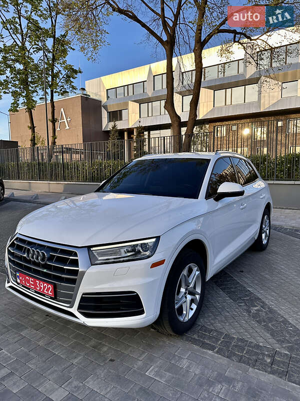 Внедорожник / Кроссовер Audi Q5 2018 в 