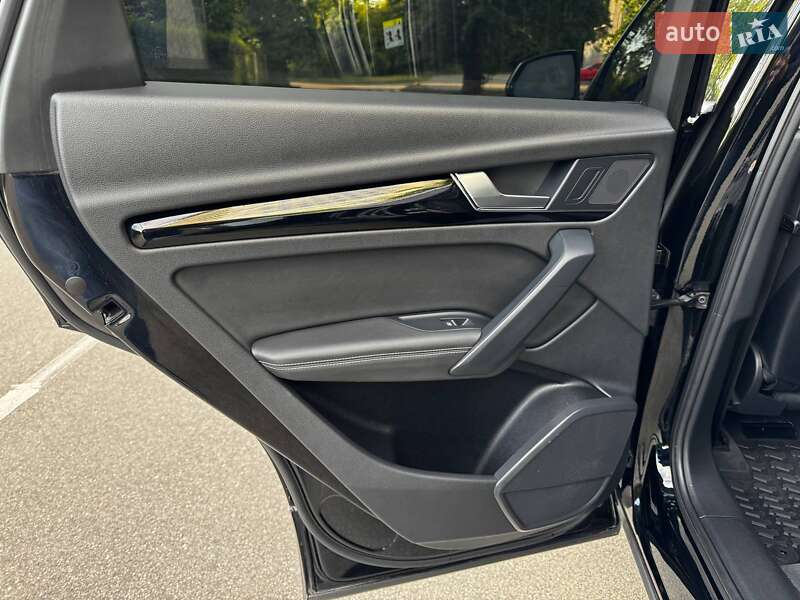 Внедорожник / Кроссовер Audi Q5 2021 в Киеве