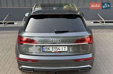 Позашляховик / Кросовер Audi Q5 2021 в 