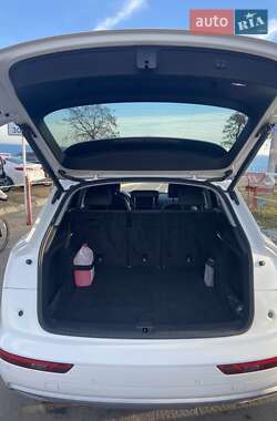 Внедорожник / Кроссовер Audi Q5 2018 в 