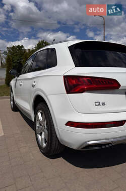 Внедорожник / Кроссовер Audi Q5 2018 в 
