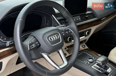 Внедорожник / Кроссовер Audi Q5 2017 в 
