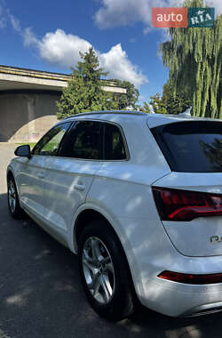 Внедорожник / Кроссовер Audi Q5 2018 в 