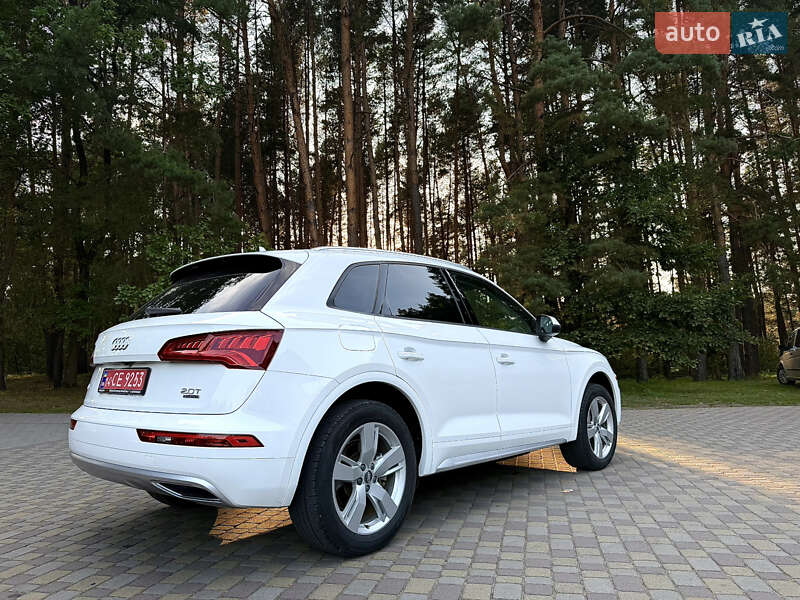Внедорожник / Кроссовер Audi Q5 2017 в Новояворовске