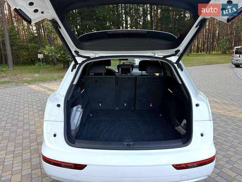 Внедорожник / Кроссовер Audi Q5 2017 в Новояворовске