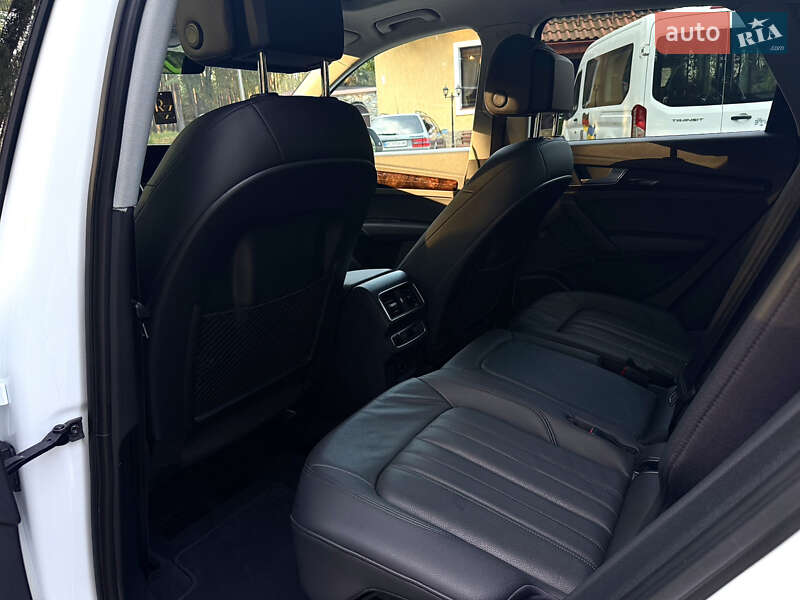 Внедорожник / Кроссовер Audi Q5 2017 в Новояворовске