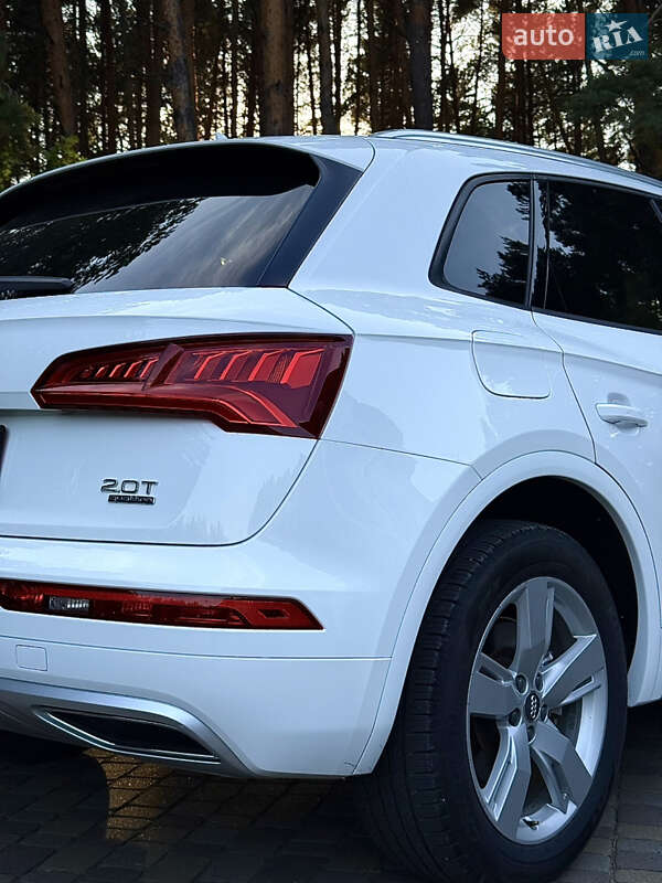 Внедорожник / Кроссовер Audi Q5 2017 в Новояворовске