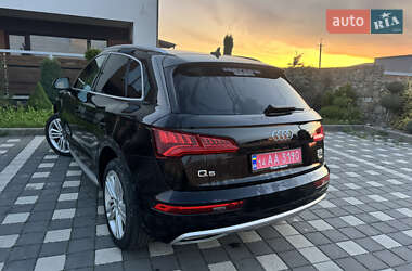 Внедорожник / Кроссовер Audi Q5 2018 в 