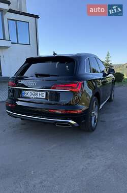 Позашляховик / Кросовер Audi Q5 2021 в 