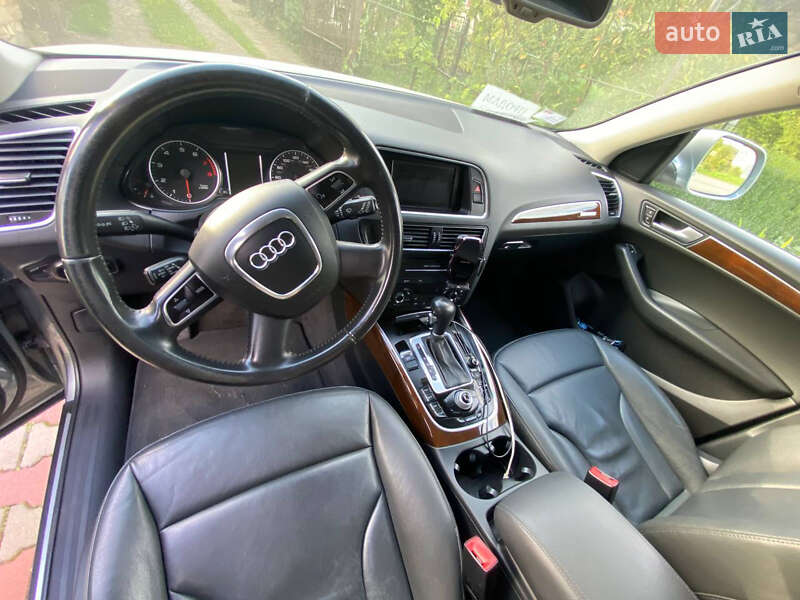Внедорожник / Кроссовер Audi Q5 2011 в Великом Березном