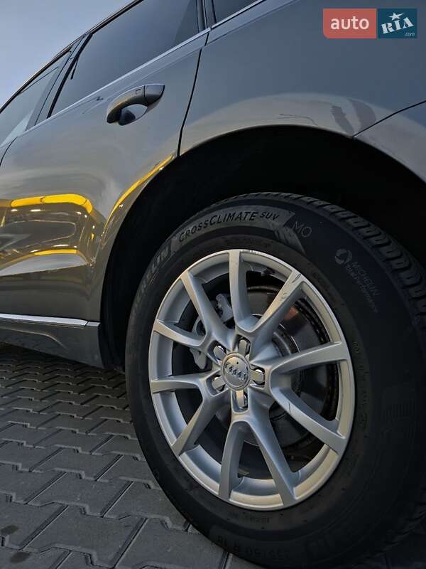 Позашляховик / Кросовер Audi Q5 2015 в Вишневому фото 12 Позашляховик / Кросовер Audi Q5 2015 в Вишневому