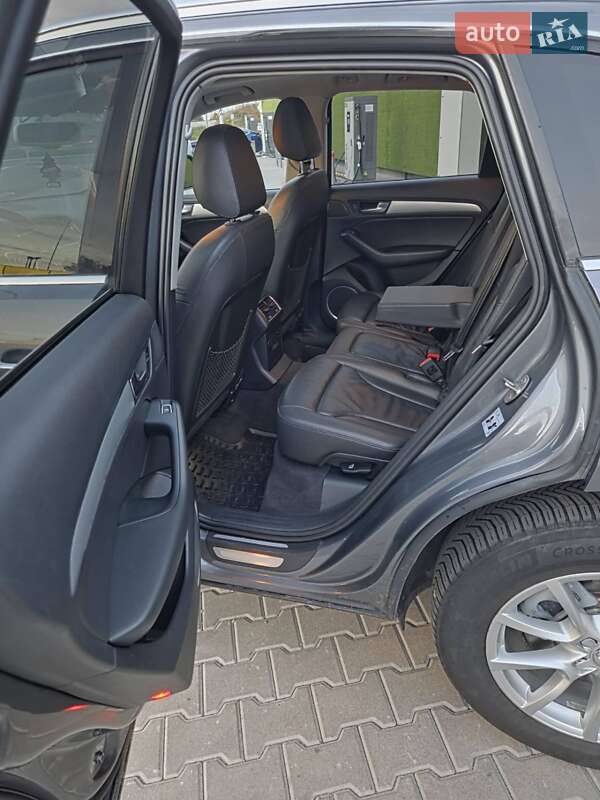 Позашляховик / Кросовер Audi Q5 2015 в Вишневому фото 14 Позашляховик / Кросовер Audi Q5 2015 в Вишневому