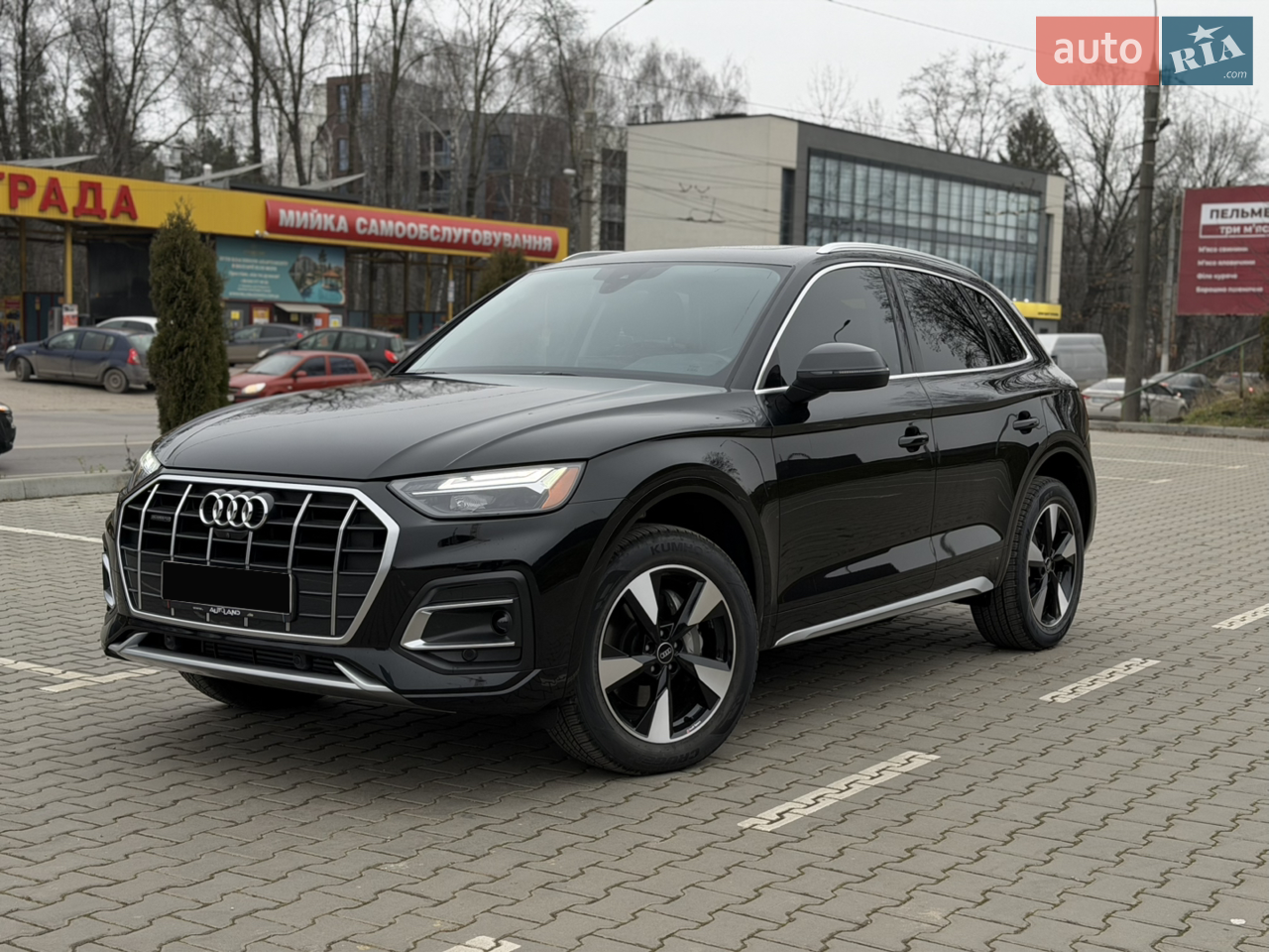 Audi Q5 2022 • Premium+ • Як нова • 7000 км

Продаю свіжо пригнану Audi Q5 2022 року в максимальній комплектації Premium+.
Автомобіль у стані нового, реальний пробіг 6 000 км — підтверджений та рідний.

Комплектація 
Premium+
Преміальна акустика Bang & Olufsen
Камери 360°
Датчики мертвих зон
Адаптивний круїз (дистронік)
Підігрів та складання дзеркал
Підігрів сидінь
Панорамний дах
Електрорегулювання та підігрів керма
Зонний клімат-контроль
Віртуальна панель приладів (Virtual Cockpit)

Всі елементи кузова в колір(без підкрасів)

Можливий обмін.ДОСТАВКА. 