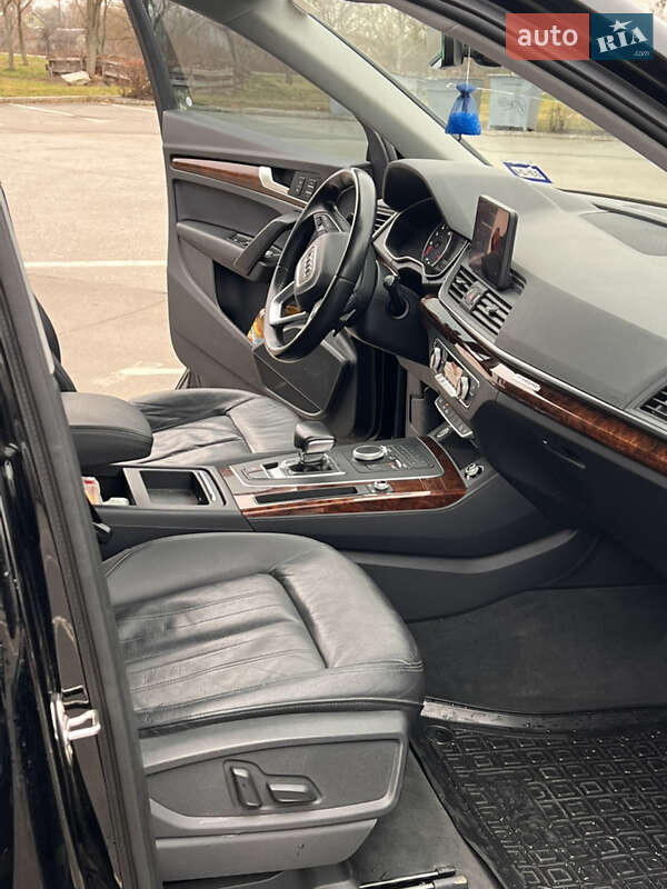 Внедорожник / Кроссовер Audi Q5 2017 в Остроге