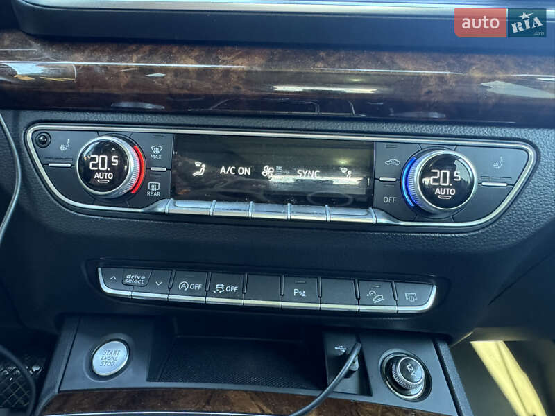 Внедорожник / Кроссовер Audi Q5 2017 в Новояворовске