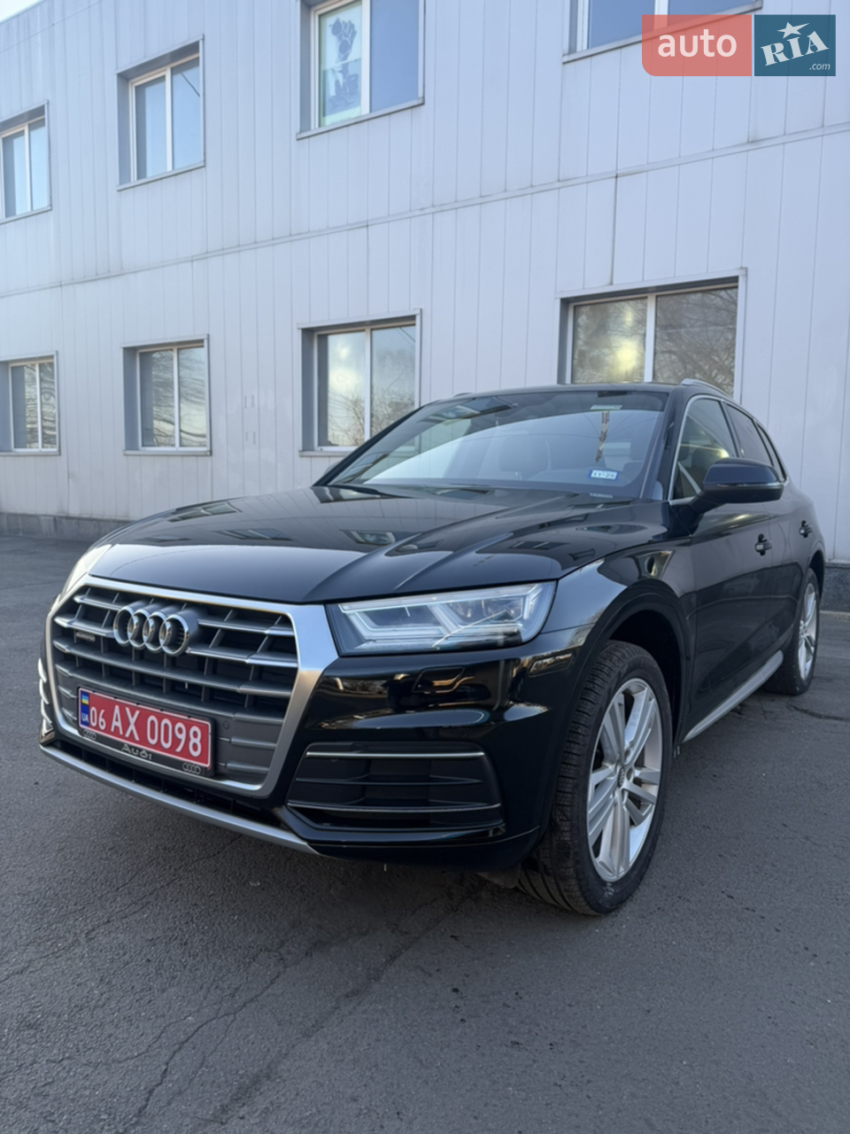 Авто із США із мінімальним пошкодженням, безпека ціла ,відновлено виключно оригінальними запчастинами ,а саме :куплено крило оригінал в колір , дві двері праві пофарбовані , але там видно по бід факс - що удар мінімальний , чесний гарний автомобіль , тому така ціна ! Зроблено ТО 
По комплектації Premium Plus 
Оптика Full led 
Віртуальна приладова панель 
Авто дальнє світло 
Коричневий шкіряний салон 
Чорна стеля 
Преміальна акустика bang olufsen 
Клімат 3 -х зонний 
Датчик : світла , дощу , тиску в шинах 
Підігрів керма та чотирьох сидінь 
Мульти кермо із лепестками 
Камера заднього виду із омиванням 
Без ключовий доступ та пуск кнопкою 
Кругові парктроники 
Електро дзеркала складні 
Мертві зони 
Диски R 20 
Apple car play 
Android Avto 
Audi pre sense 
Пакет освітлення карт всього салону 
Готовий до любих перевірок 
