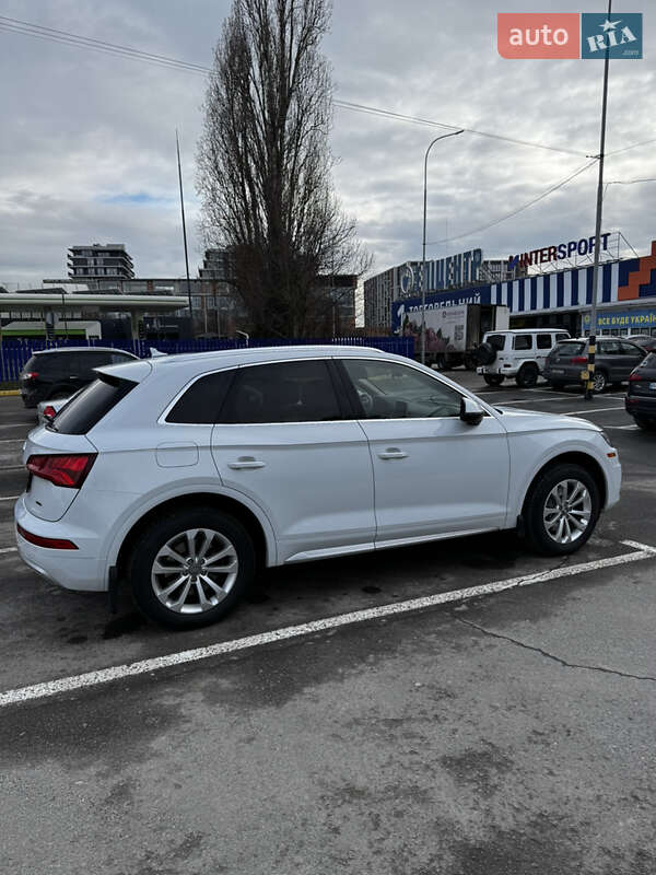 Позашляховик / Кросовер Audi Q5 2018 в Ужгороді
