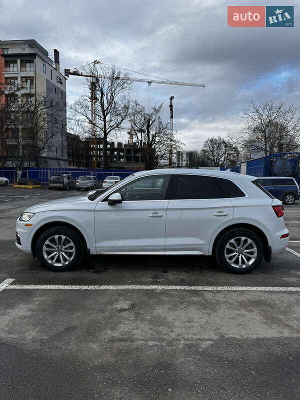 Позашляховик / Кросовер Audi Q5 2018 в Ужгороді