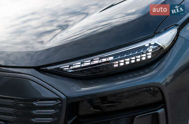 Позашляховик / Кросовер Audi Q6 e-tron 2024 в 