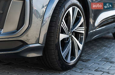 Позашляховик / Кросовер Audi Q6 e-tron 2024 в 