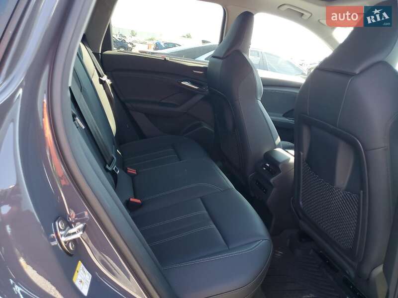 Внедорожник / Кроссовер Audi Q6 e-tron 2025 в Ивано-Франковске