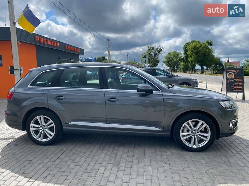 Минивэн Audi Q7 e-tron 2016 в Радехове