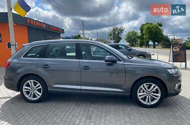 Минивэн Audi Q7 e-tron 2016 в 