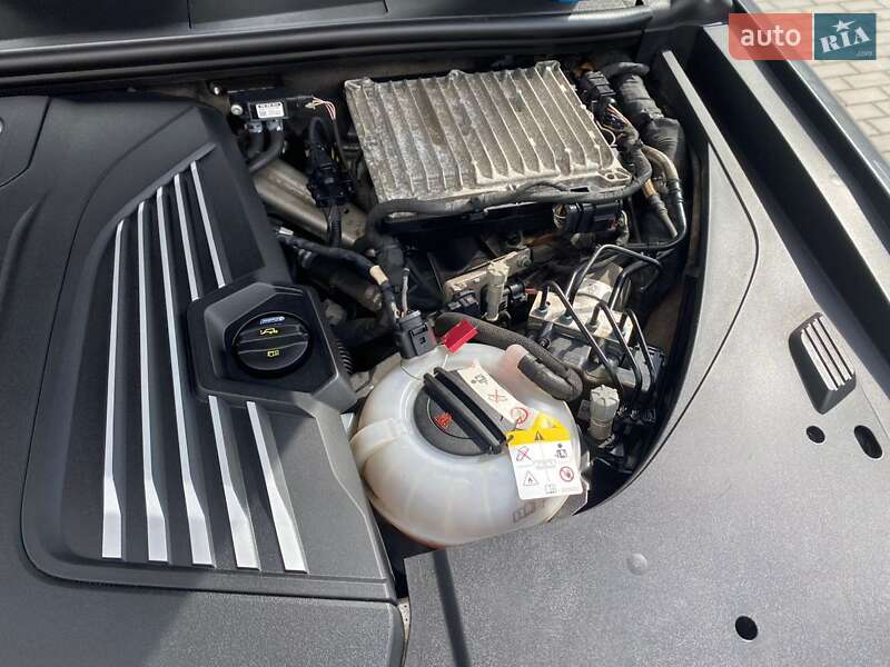 Минивэн Audi Q7 e-tron 2016 в Радехове