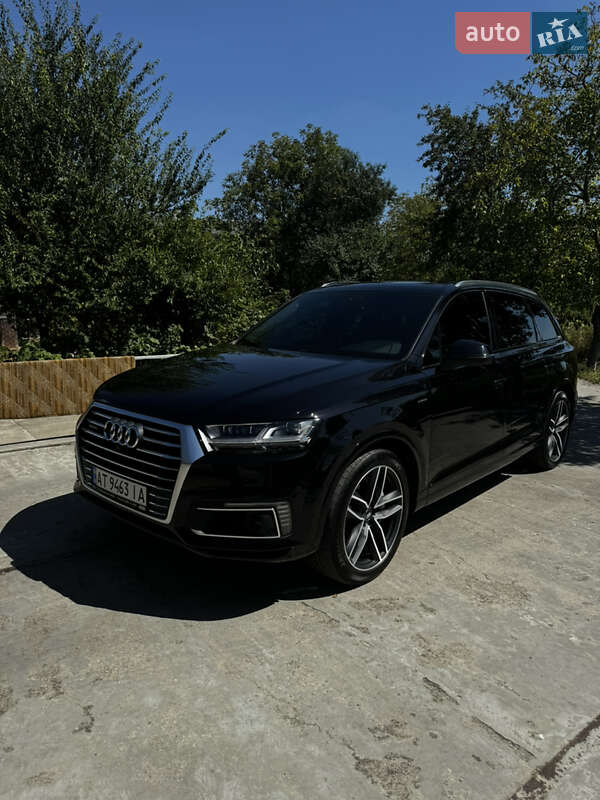 Позашляховик / Кросовер Audi Q7 e-tron 2017 в 