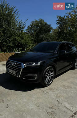 Позашляховик / Кросовер Audi Q7 e-tron 2017 в 