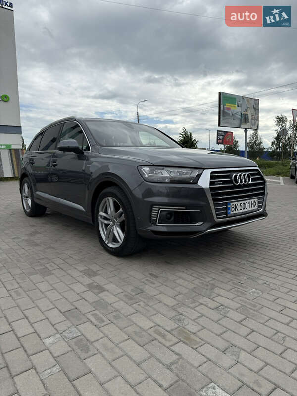Позашляховик / Кросовер Audi Q7 e-tron 2017 в Рівному