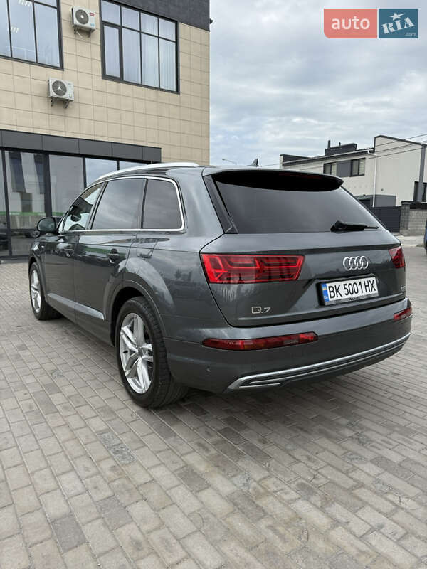 Позашляховик / Кросовер Audi Q7 e-tron 2017 в Рівному