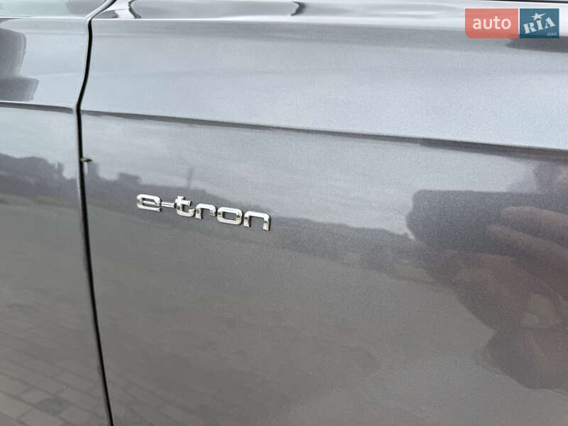 Позашляховик / Кросовер Audi Q7 e-tron 2017 в Рівному