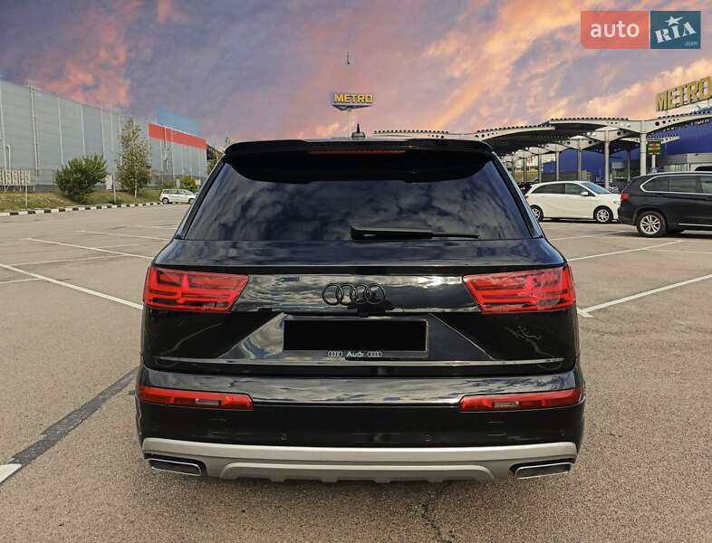 Позашляховик / Кросовер Audi Q7 e-tron 2016 в Рівному