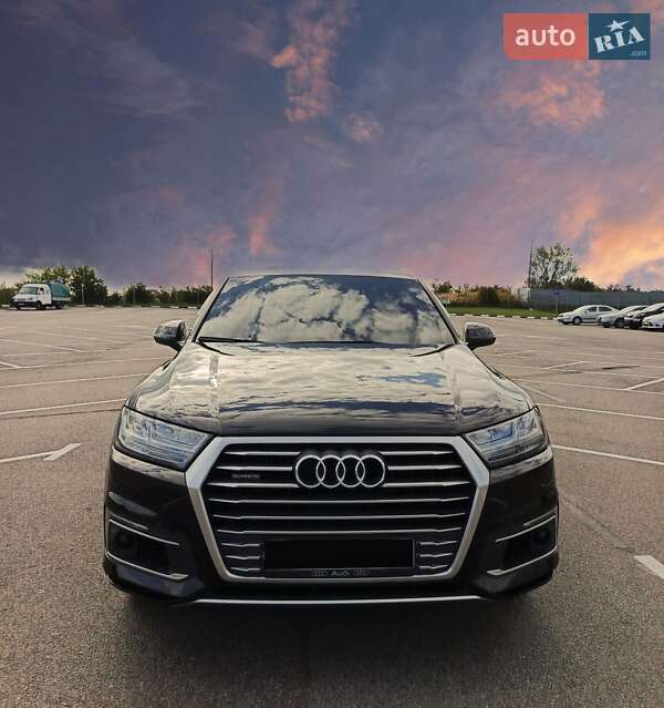 Позашляховик / Кросовер Audi Q7 e-tron 2016 в Рівному