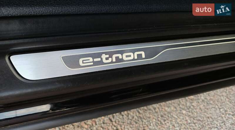 Позашляховик / Кросовер Audi Q7 e-tron 2016 в Рівному