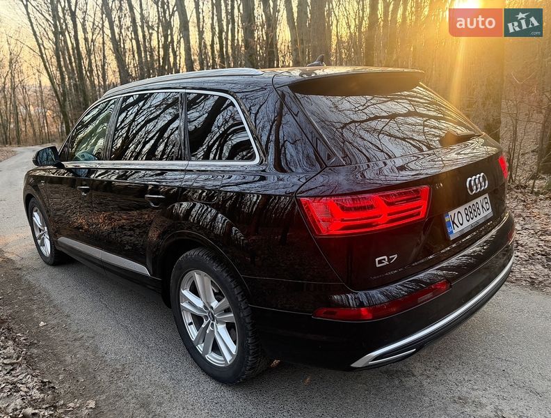 Позашляховик / Кросовер Audi Q7 e-tron 2016 в Ужгороді