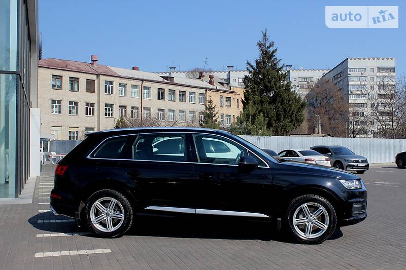 Позашляховик / Кросовер Audi Q7 2015 в 