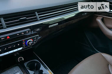 Позашляховик / Кросовер Audi Q7 2017 в 